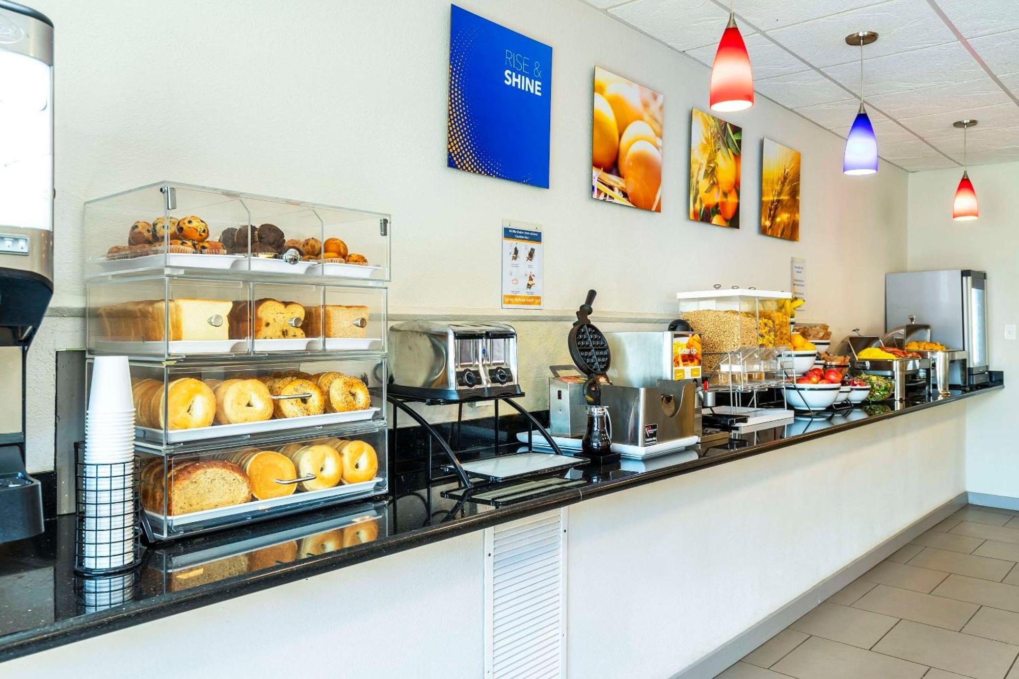 Comfort Inn & Suites Yorkton Bagian luar foto