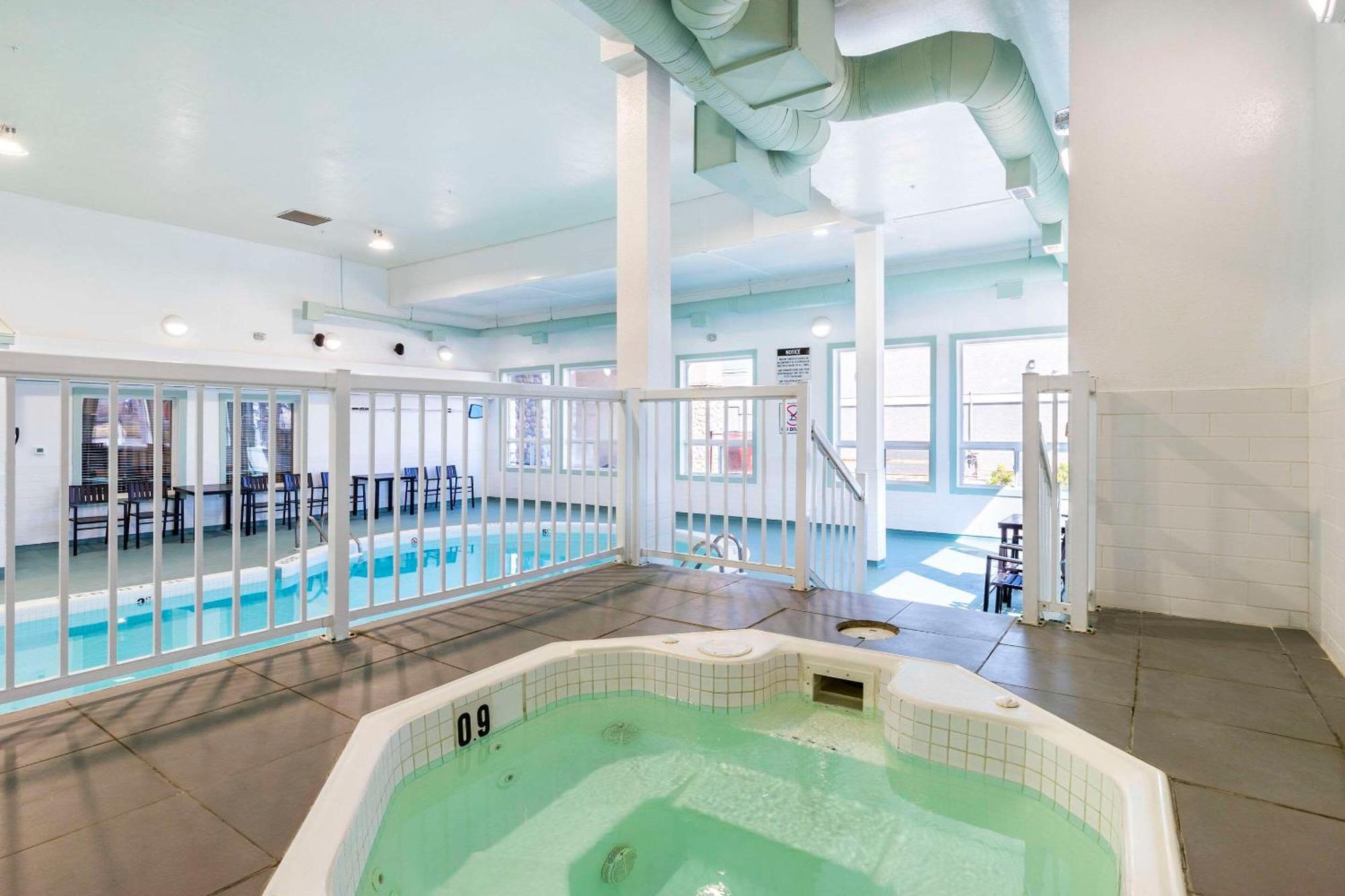 Comfort Inn & Suites Yorkton Bagian luar foto