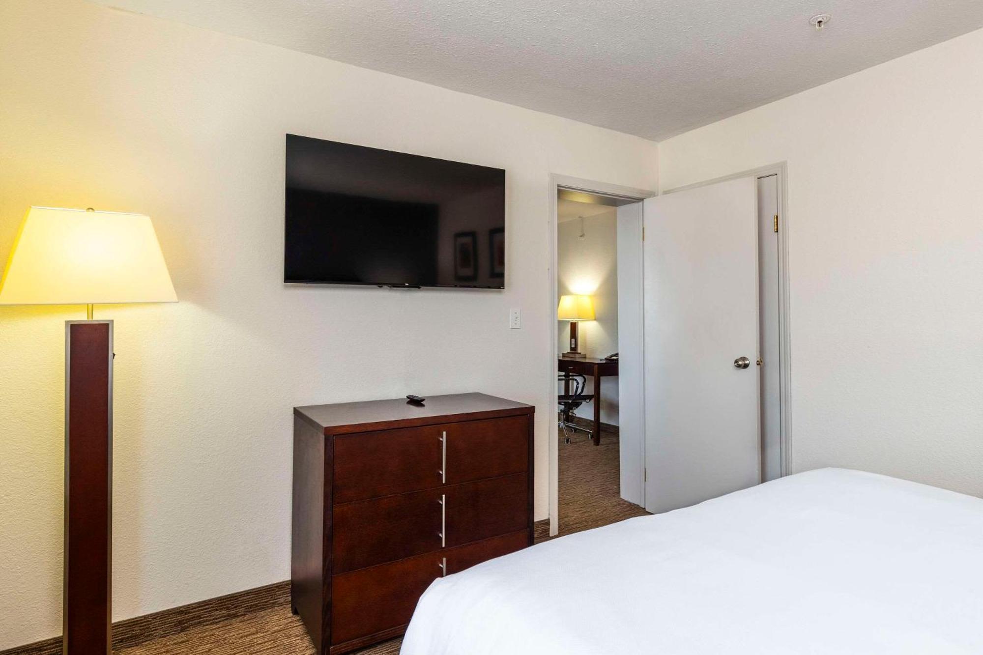 Comfort Inn & Suites Yorkton Bagian luar foto
