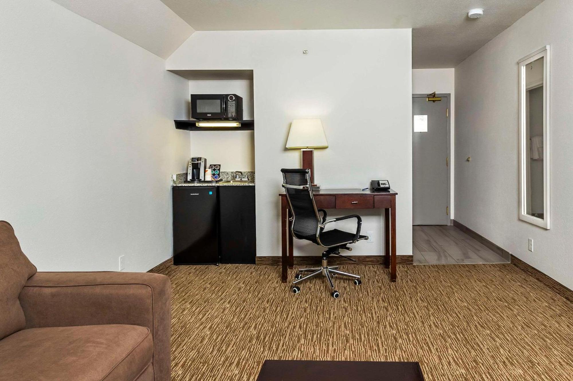 Comfort Inn & Suites Yorkton Bagian luar foto