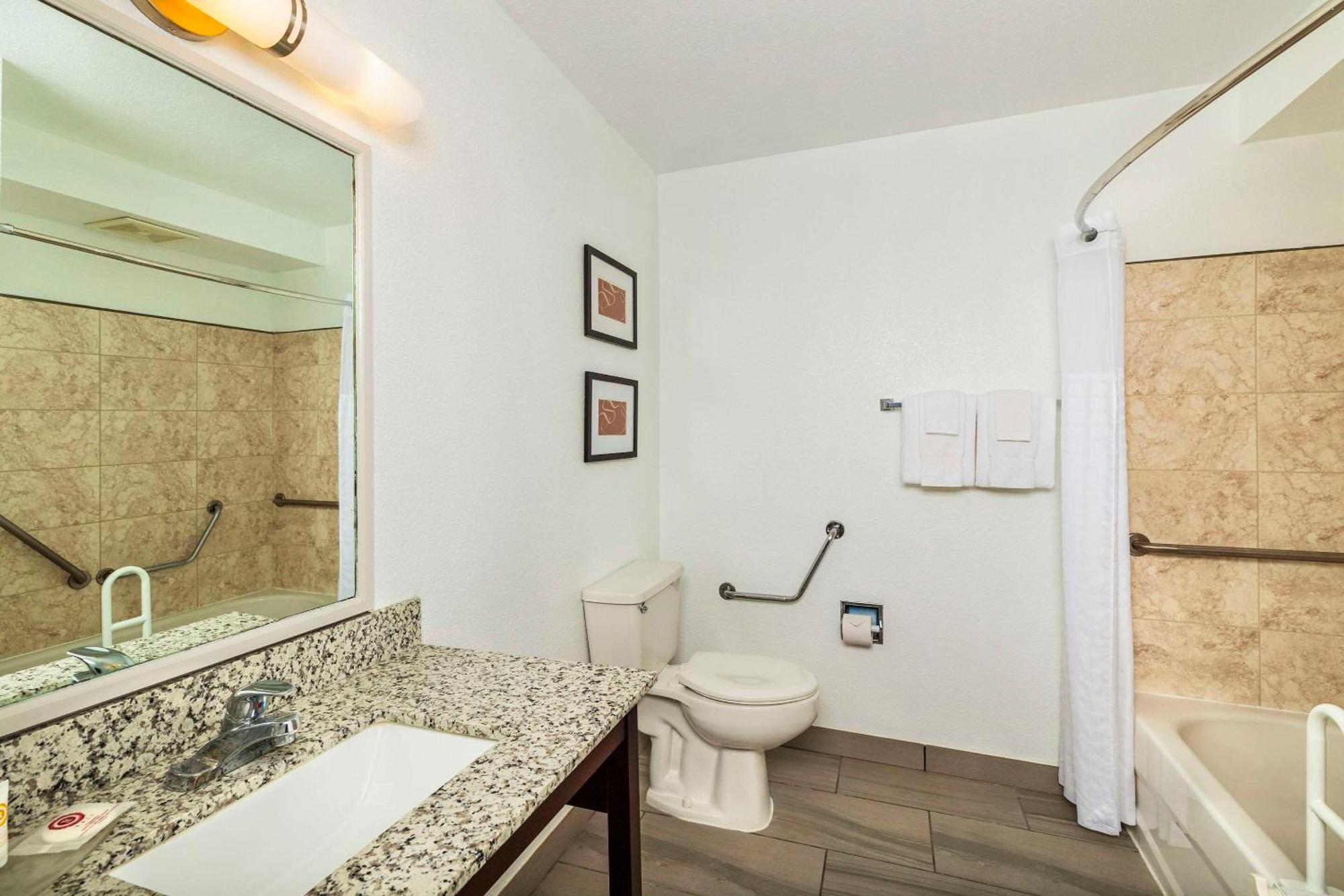 Comfort Inn & Suites Yorkton Bagian luar foto