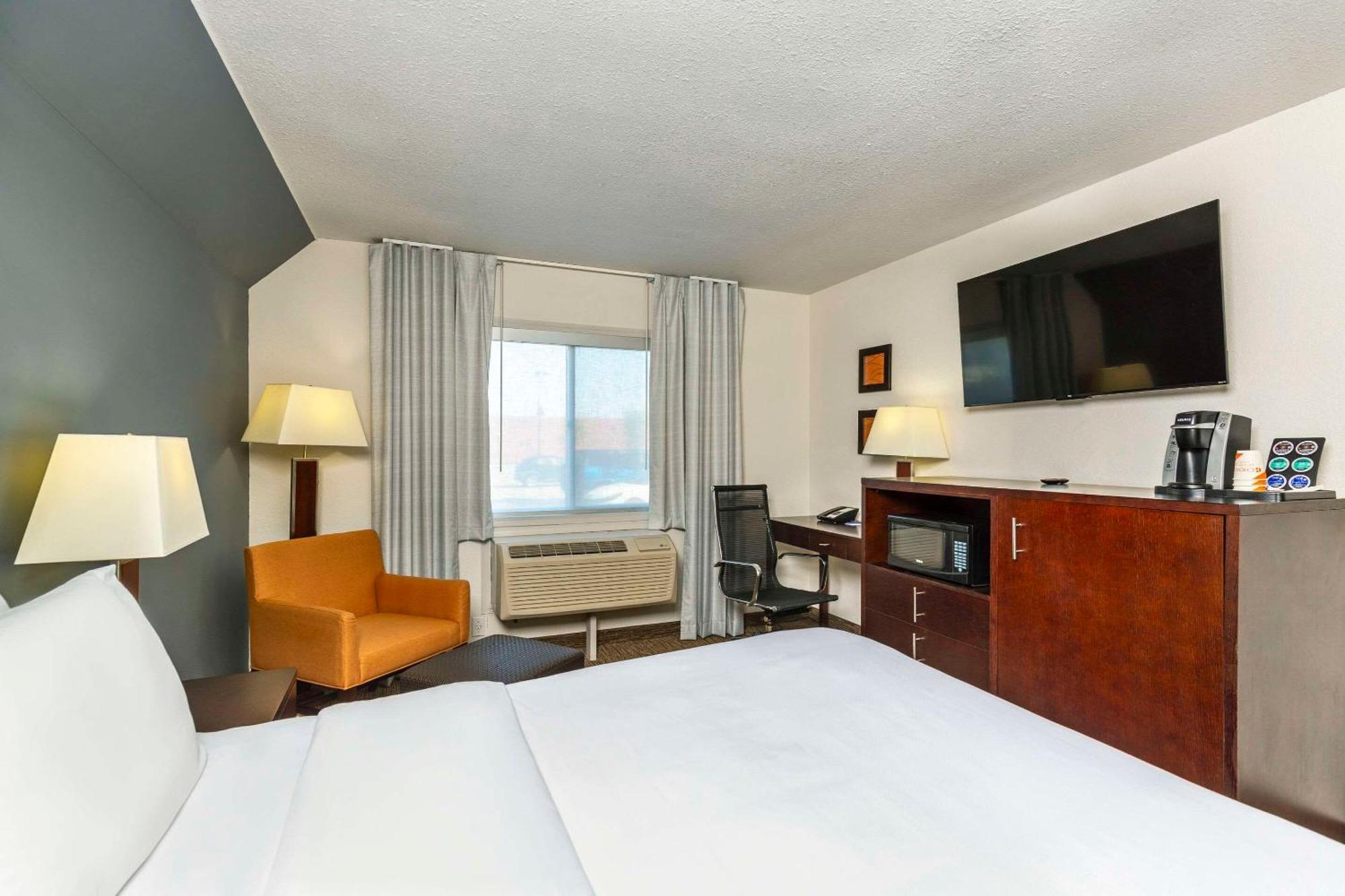 Comfort Inn & Suites Yorkton Bagian luar foto