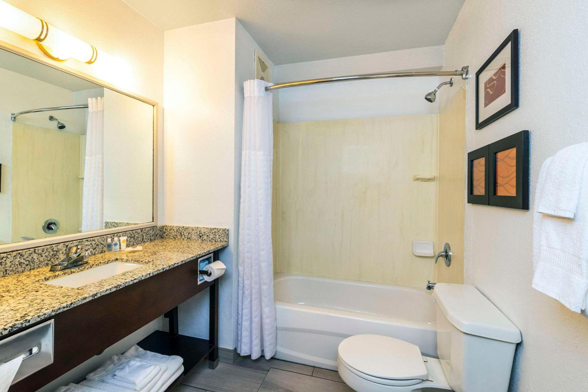 Comfort Inn & Suites Yorkton Bagian luar foto