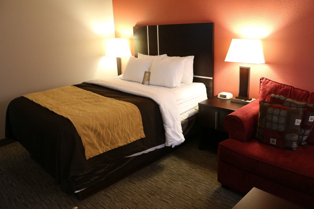 Comfort Inn & Suites Yorkton Bagian luar foto