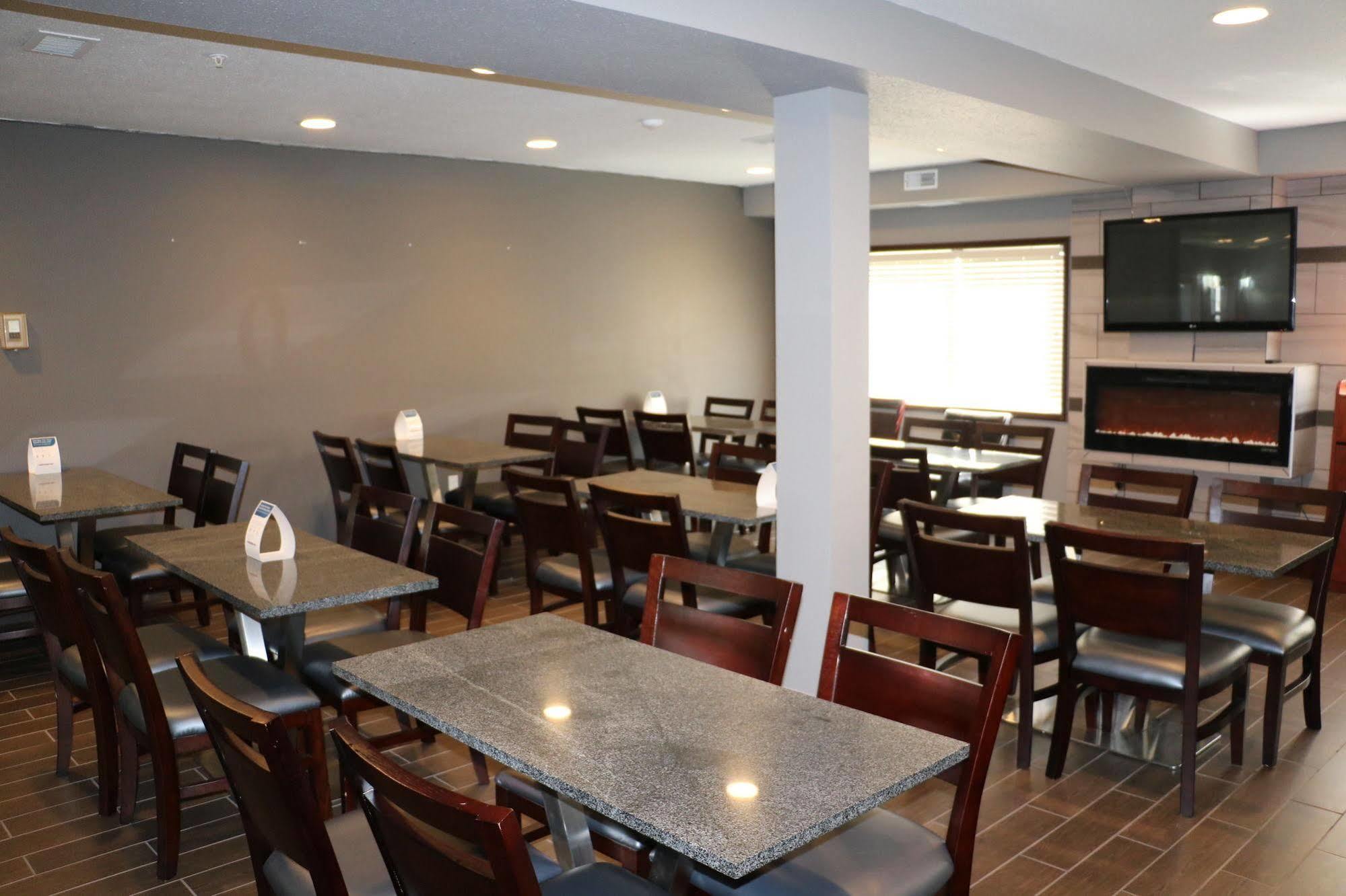 Comfort Inn & Suites Yorkton Bagian luar foto